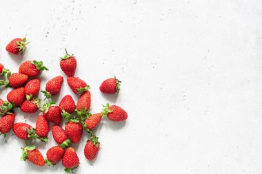 Taze çilek. Çilek beyaz beton zemin üzerine