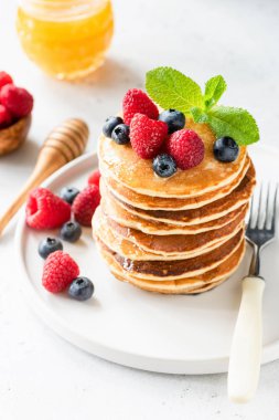 Çilek, bal ve nane ile Pancakes