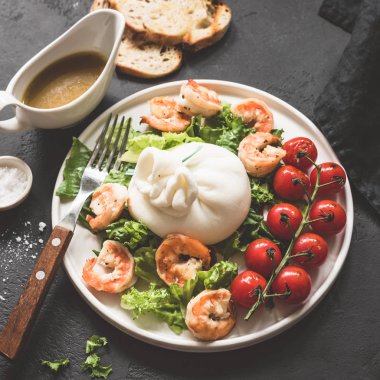 Burrata peynir, marul, karides ve kiraz domates ile lezzetli salata