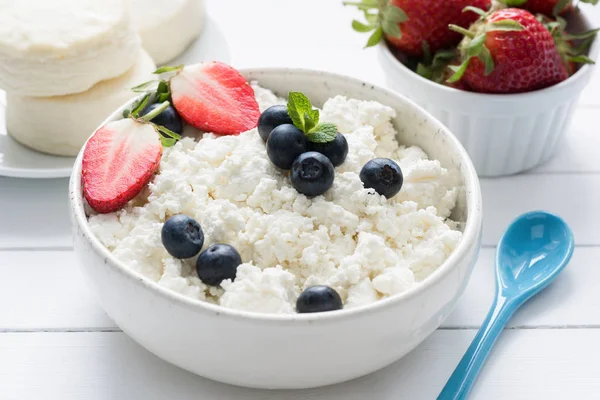 Curd cheese, farmer cheese, tvorog or quark fresh berries in a bowl — Stock Photo, Image