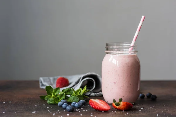 Erdbeer-Smoothie im Glas auf grauem Hintergrund — Stockfoto