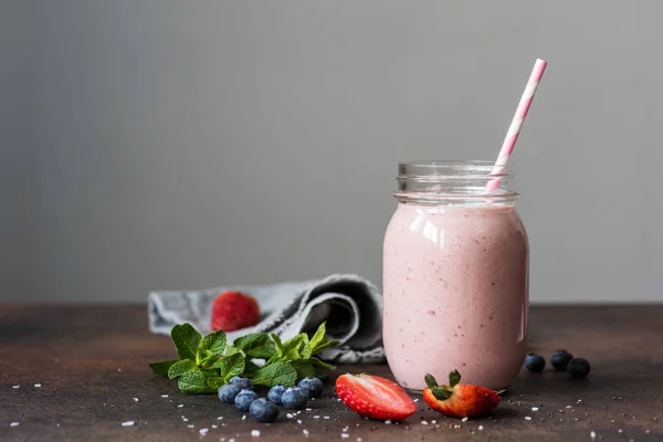 Smoothie aux fraises dans un bocal sur fond gris — Photo