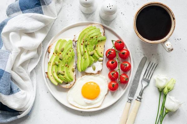 계란과 커피 컵 조식 아보카도 토스트 — 스톡 사진