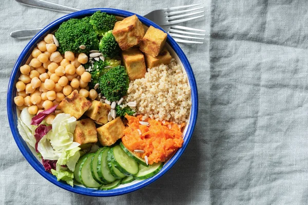 Salad bowl with quinoa, tofu, chickpeas and vegetables — Stock Photo, Image