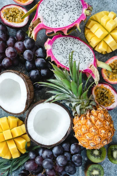 Surtido de frutas exóticas o tropicales — Foto de Stock