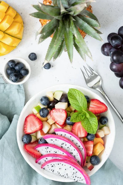 Fruitsalade met tropische vruchten in een kom — Stockfoto