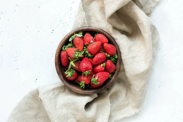 Fresh strawberries in bowl on gray background. Strawberry harvest — Stock Photo, Image
