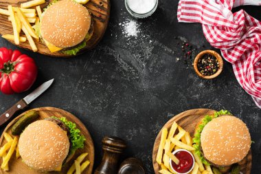 Hamburger ve patates kızartması karanlık taş zemin, üstten görünüm