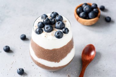 Chia puding parfe yoğurt, yaban mersini ve çikolata