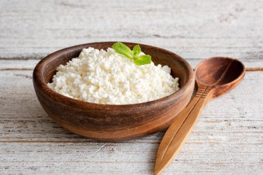 Ricotta peyniri, lor peyniri, çiftçi peynir veya tvorog ahşap kase