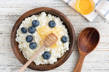 Bal ve yaban mersini, üstten görünüm ile Tvorog veya ricotta veya lor peyniri