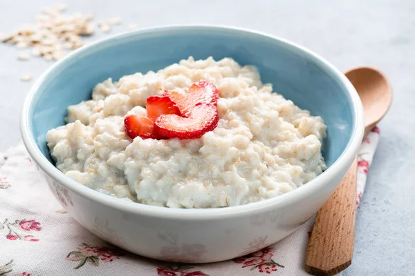 Oatmeal porridge with strawberries in a bowl — Stock Photo, Image