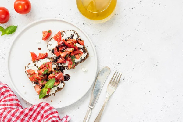 Feta, tomate y salsa balsámica en tostadas, cocina italiana — Foto de Stock