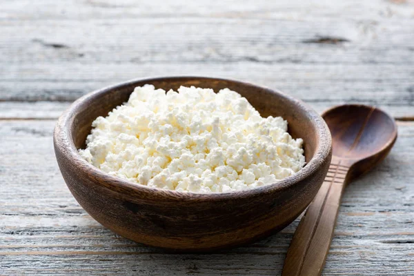 Ricotta peyniri, peynir çiftçi peynir, lor veya tvorog bir ahşap kase