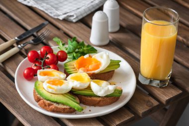 Avokado, yumurta ve portakal suyu, ekmek sağlıklı kahvaltı