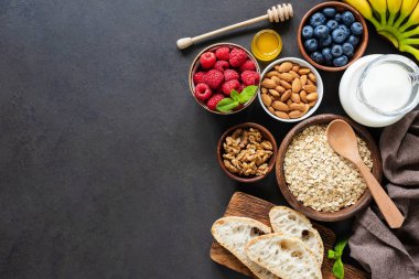 Sağlıklı kahvaltı malzemeler siyah beton zemin üzerine