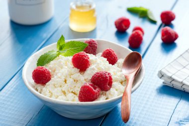 Ricotta, tvorog veya süzme peynir ile ahududu