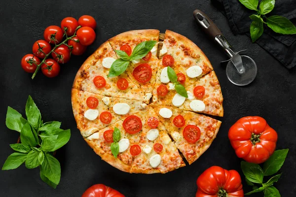 Hemmagjord italiensk pizza med mozzarella, tomater och basilika på svart betong bakgrund — Stockfoto