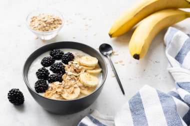 Muz, böğürtlen ve müsli ile güler yüzlü kase