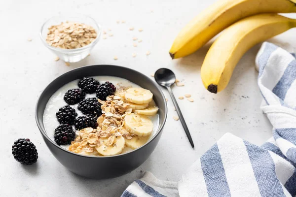 Muz, böğürtlen ve müsli ile güler yüzlü kase