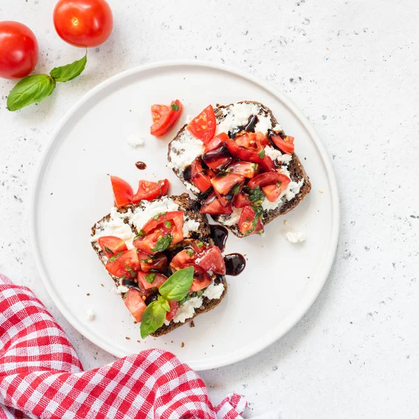 Tostadas con queso feta, tomate y salsa balsámica — Foto de Stock