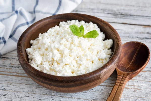 Süzme peynir, ricotta veya tvorog ahşap kase