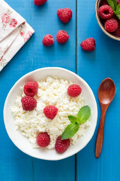 Tvorog, süzme peynir veya ricotta ile ahududu