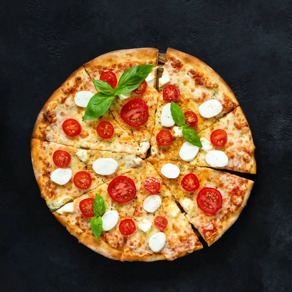 Pizza mozzarella peyniri, domates ve fesleğen ile