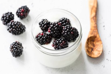 Yoğurt böğürtlen ile kavanoz