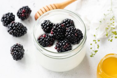 Çilek ve ballı yoğurt
