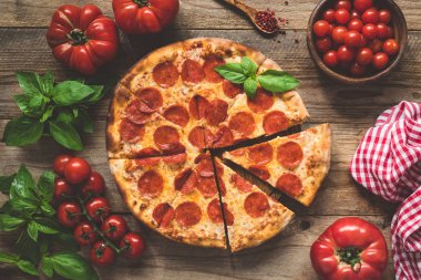 Ev yapımı biberli pizza eski rustik ahşap tablo