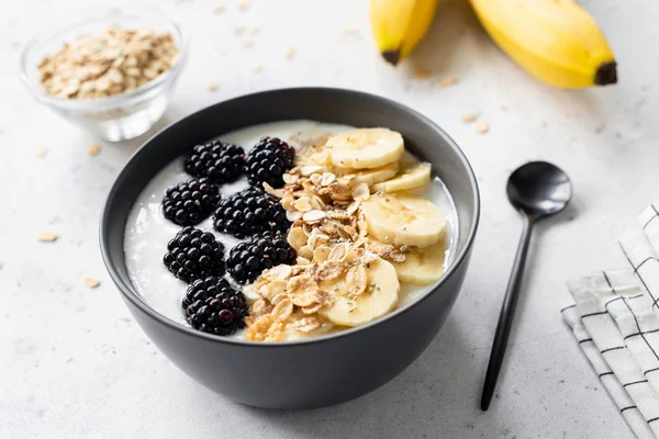 Muz, granola ve blackberry ile güler yüzlü kase kahvaltı