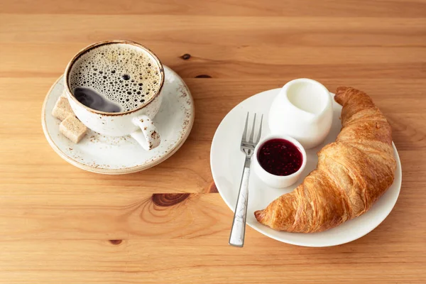 Snídaně s croissanty, jam a káva — Stock fotografie