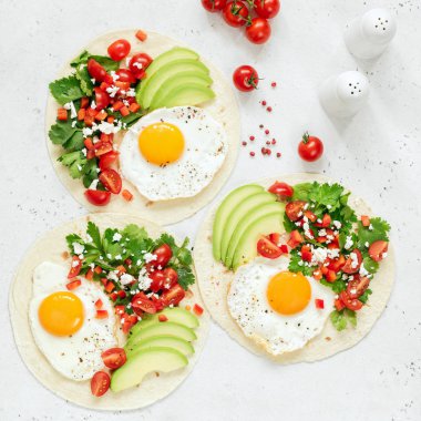 Kahvaltı tortilla taco yumurta, avokado, salsa parlak arka plan, üstten görünüm, kare kırpma ile