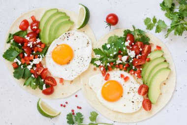 Kahvaltı tortilla taco yumurta, avokado, salsa parlak arka planda, üstten görünüm