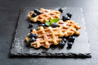 Yaban mersini ve kayrak şekeri ile waffle. Tatlı yemek, tatlı. Seçici odak