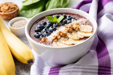 Superfood Topingler - chia tohumu, ceviz, Hindistan cevizi, yaban mersini ve dilimlenmiş muz ile Acai smoothie kase. Detoks vegan diyet, sağlıklı yaşam ve sağlıklı beslenme kavramı