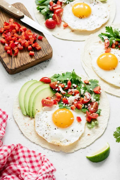 Meksika tortilla salsa, avokado ve beton arka plan, seçici odak üstünde yumurta. Lezzetli tacos