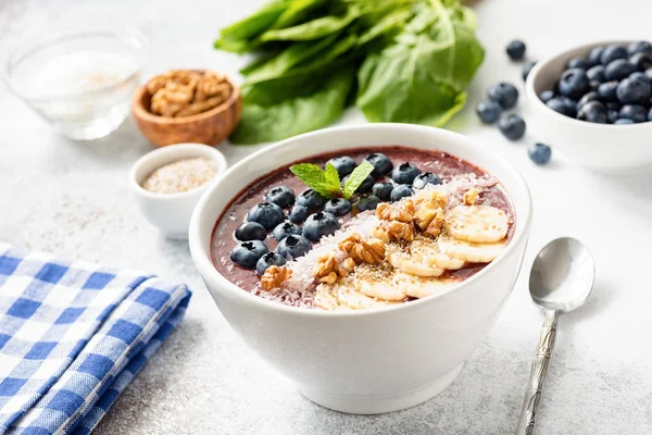 Acai blueberry smoothie kase parlak gri beton zemin üzerine superfood Topingler ile. Seçici odak