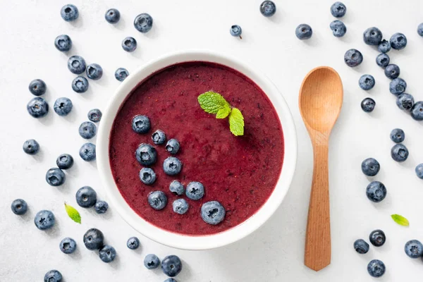 Beyaz arka plan üstten görünüm acai blueberry smoothie kase. Trendy superfood, temizliği, detoks ve beslenme yemek