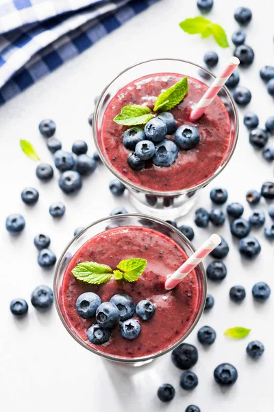 Yaban mersini acai smoothie cam beyaz arka plan üzerinde. Superfood smoothie üstten görünüm. Trendy meyve berry yüzlü