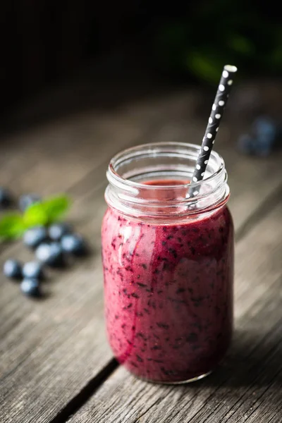 Vegan acai blueberry smoothie şişe ahşap masa, seçici odak üzerinde