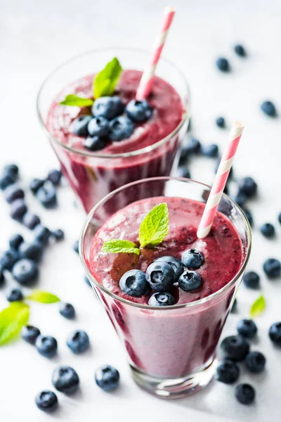 Yaban mersini acai smoothie cam beyaz arka plan üzerinde. Superfood smoothie. Trendy meyve berry yüzlü