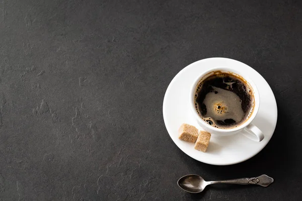 Xícara Café Preto Com Açúcar Mascavo Fundo Concreto Preto Trabalho — Fotografia de Stock