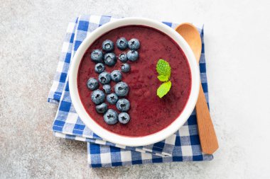 Yaban mersini ile Vegan acai smoothie kase. Üstten görünüm, kopya alanı metin için