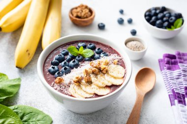 Acai smoothie kase muz, chia tohum, yaban mersini, ceviz ve Hindistan cevizi ile tepesinde. Sağlıklı beslenme, sağlıklı yaşam, diyet, detoks ve vegan gıda kavramı