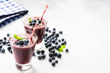 Acai blueberry smoothie cam, üzerinde beyaz izole. Closeup görünümü, seçici odak