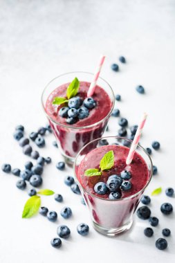 Acai blueberry smoothie saman beyaz zemin üzerine, seçici odak içme ile cam
