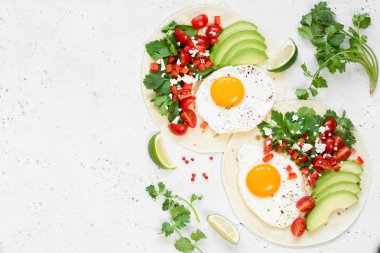 Gözleme avokado, yumurta ve Meksika salsa. Üstten görünüm metin için kopya yer ile. Sağlıklı kahvaltı ve öğle yemeği