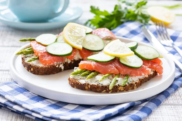 Sandwiches Salmón Con Espárragos Queso Crema Pepino Plato Blanco Snack — Foto de Stock